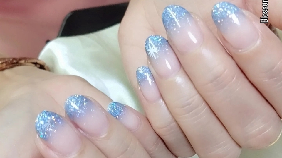 ทำเล็บที่บ้าน บริการทำเล็บที่บ้านสุดปัง ด้วยลายเล็บสีฟ้ากลิตเตอร์สวยสะดุดตา พร้อมเพ้นท์ลายเกล็ดหิมะ