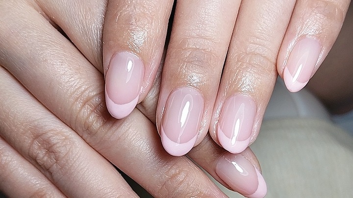 ทำเล็บสวยด้วย บริการทำเล็บที่บ้าน: ภาพเล็บเจลสีชมพูอ่อนๆ แบบ French