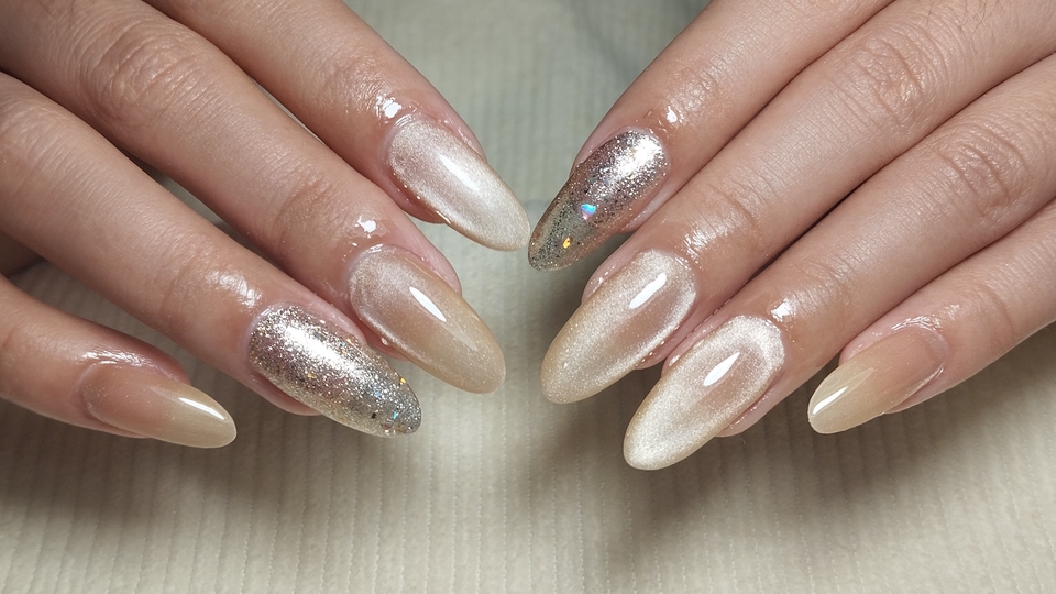 ทำเล็บสวยด้วย บริการทำเล็บที่บ้าน: ภาพเล็บสวยด้วยสีเจลและกลิตเตอร์ ช่างทำเล็บฟรีแลนซ์