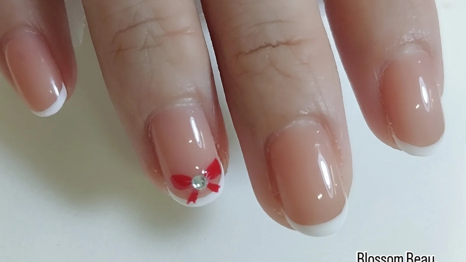 ทำเล็บนอกสถานที่ บริการทำเล็บที่บ้าน สวยหรูสไตล์ฝรั่งเศส พร้อมติดโบว์น่ารักๆ ทำเล็บเจลสวยๆ