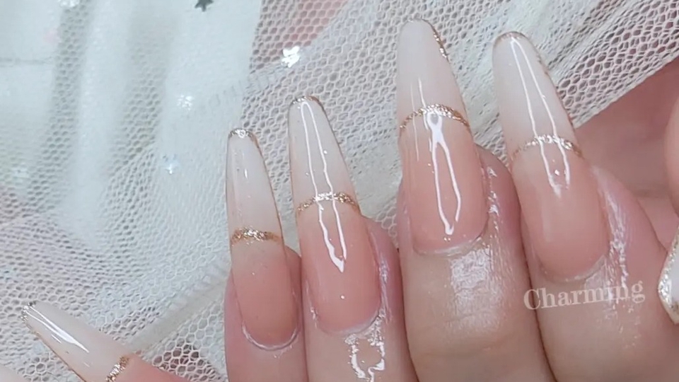 ทำเล็บนอกสถานที่ ออกแบบเล็บสวยด้วยบริการช่างทำเล็บที่บ้าน เล็บเจลสีชมพูไล่สีสวยงาม ตกแต่งด้วยลายทอง