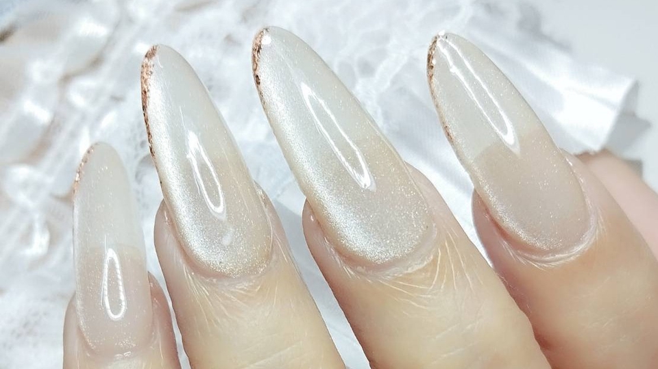 ทำเล็บนอกสถานที่ บริการทำเล็บที่บ้าน สวยหรูดูดี เล็บเจลสีขาวมุกขอบทอง ทำเล็บสวยๆ เรียบหร