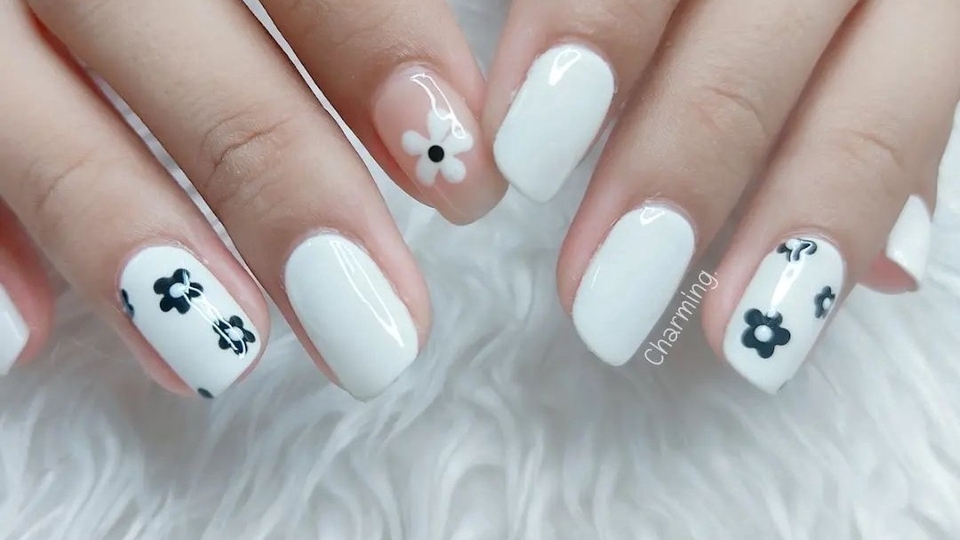 บริการทําเล็บนอกสถานที่ ทำเล็บสวยๆ สไตล์ดอกไม้สีขาวดำสุดเก๋ ช่างทําเล็บที่บ้านพร้อมให้บริการถึงบ้าน