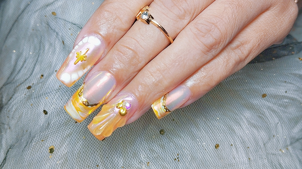 บริการทำเล็บที่บ้าน สวยหรูหราพร้อมแหวนทองคำ ทำเล็บนอกสถานที่ ออกแบบเล็บเจลลายดาวและประดับทอง