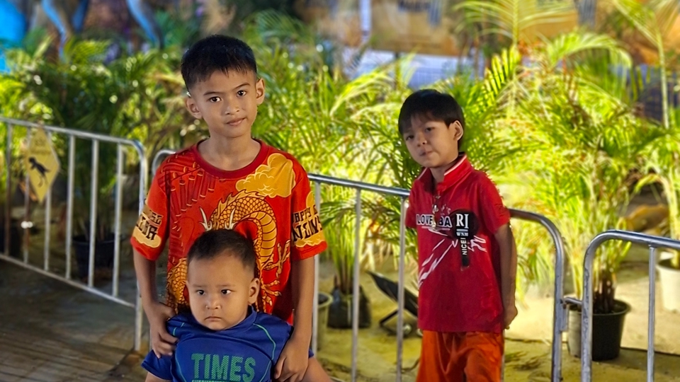 รับเขียนรีวิวภาพถ่ายเด็กๆ น่ารักหลายคนกำลังยืนถ่ายรูปกลางแจ้ง บรรยากาศดี เหมาะสำหรับเขียนรีวิวสินค้าเด็ก รับเขียนรีวิวสินค้าเด็ก รับรีวิวของเล่น รับรีวิวเสื้อผ้าเด็ก รูปเด็กน่ารัก ภาพสวยงาม