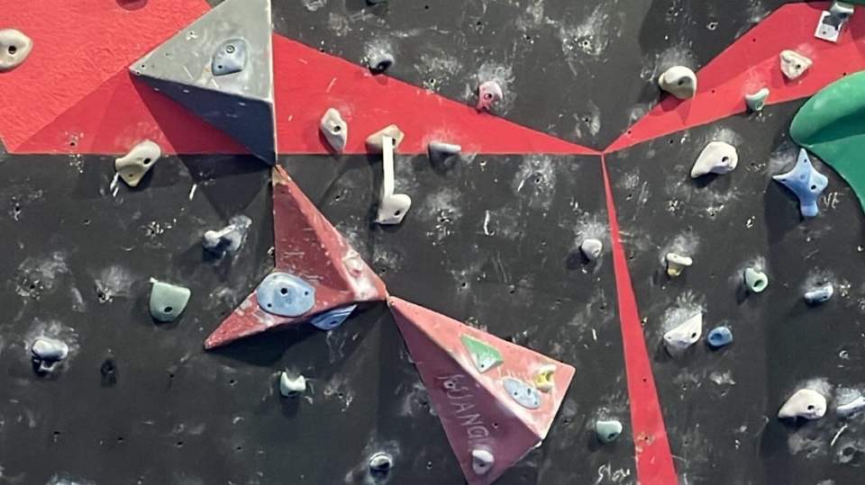 ไปปีนผาจำลองเป็นเพื่อนได้ครับ แนะนำรูทต่างๆเทคนิคเล็กน้อยได้