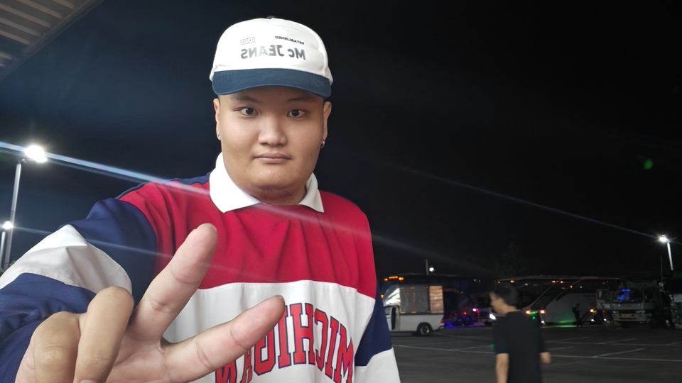 เดินเที่ยวพาเที่ยว พาเดินถ่ายรุป ถ่ายรุปให้ ทักมาได้ครับ