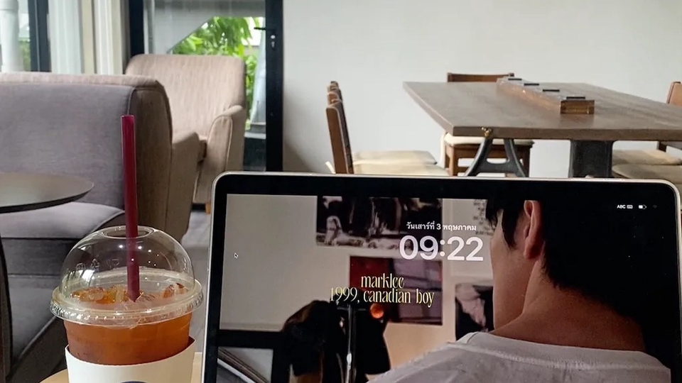 บาริสต้าชงกาแฟสดในร้านกาแฟบรรยากาศสบายๆ