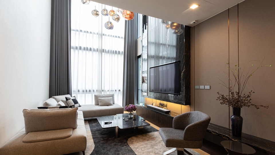 ติดตั้งผ้าม่านไฟฟ้าทั้งโปร่งและทึบ เปิด-ปิดผ้าม่านด้วยรีโมทและมือถือ