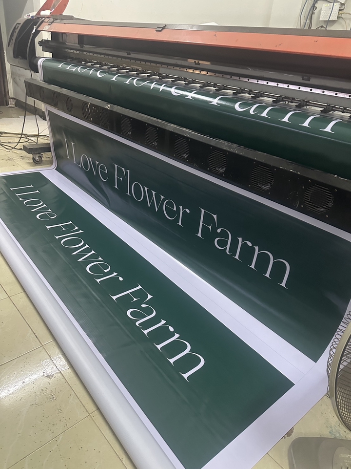 รับทำป้าย ร้านทำป้าย รับทำป้ายไฟ ป้ายไฟนีออน กำลังพิมพ์ป้าย "I love Flower Farm" บนเครื่องพิมพ์ขนาดใหญ่ บริการทำป้ายโฆษณา, ป้ายร้านค้า, ป้ายไฟ, ป้ายชื่อร้าน, รับทำป้ายทุกชนิด, ทำป้ายด่วน.