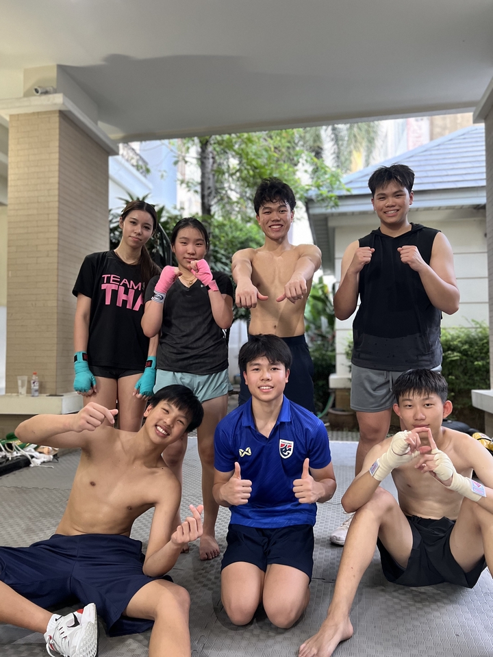 กลุ่มเพื่อนรวมตัวซ้อมมวย