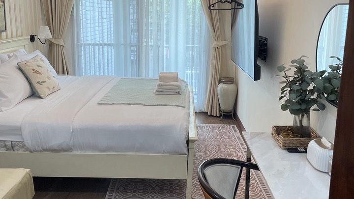 ภาพเตียงนอนที่สะอาดเรียบร้อย พร้อมผ้าขนหนูเตรียมพร้อมสำหรับบริการทำความสะอาดห้องพัก, แม่บ้านรายวัน,