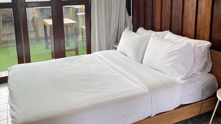 แม่บ้านทำความสะอาด แม่บ้านทำความสะอาดบ้าน ห้องนอนสะอาดเรียบร้อย เตียงนอนสีขาวสะอาด น่าพักผ่อน