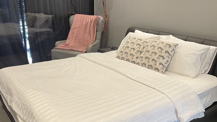 แม่บ้านทำความสะอาด แม่บ้านรายวันห้องนอนเตียงผ้าปูที่นอนเรียบร้อยจัดเตียงสวยงาม บริการทำความสะอาดบ้าน