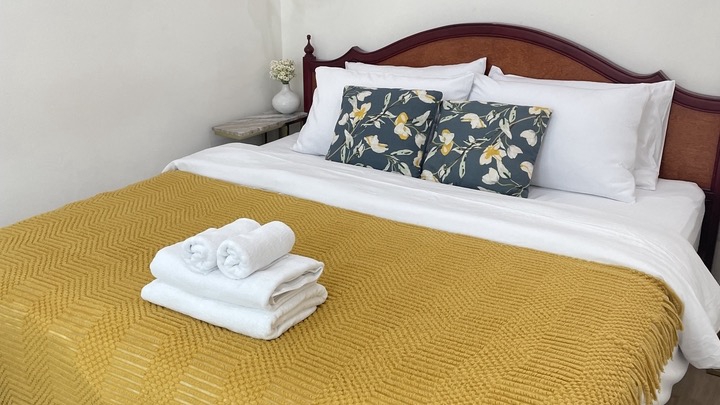 แม่บ้านทำความสะอาด แม่บ้านรายวันห้องนอนเตียงผ้าปูที่นอนเรียบร้อยจัดเตียงสวยงาม บริการทำความสะอาดบ้าน