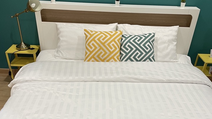 ภาพเตียงนอนที่สะอาดเรียบร้อย พร้อมผ้าขนหนูเตรียมพร้อมสำหรับบริการทำความสะอาดห้องพัก, แม่บ้านรายวัน,