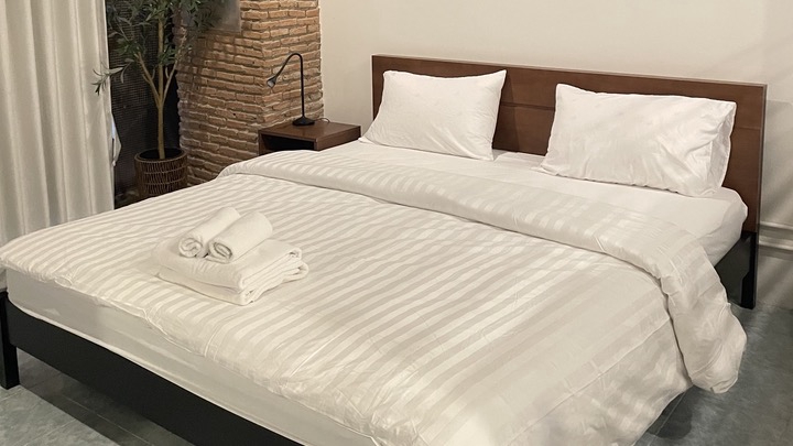 แม่บ้านรายวัน บริการทำความสะอาดห้องนอน เตียงนอนสะอาดเอี่ยมผ้าปูที่นอนเรียบร้อยพร้อมบริการทำความสะอาด