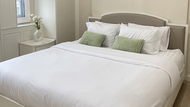 แม่บ้านทำความสะอาด แม่บ้านรายวันห้องนอนเตียงผ้าปูที่นอนเรียบร้อย จัดเตียงสวยงามบริการทำความสะอาดบ้าน