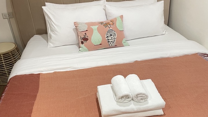 ภาพเตียงนอนที่สะอาดเรียบร้อย พร้อมผ้าขนหนูเตรียมพร้อมสำหรับบริการทำความสะอาดห้องพัก, แม่บ้านรายวัน,
