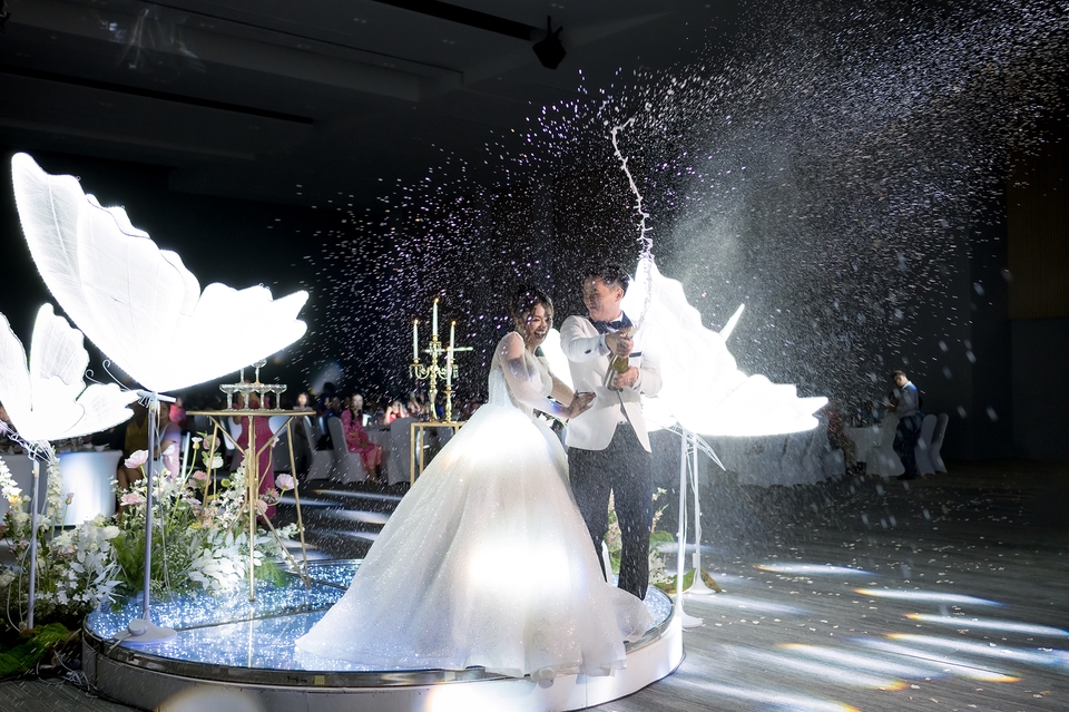 รับถ่ายรูปงานแต่งงานสวยๆ ช่างภาพมืออาชีพ ถ่ายภาพพรีเวดดิ้ง