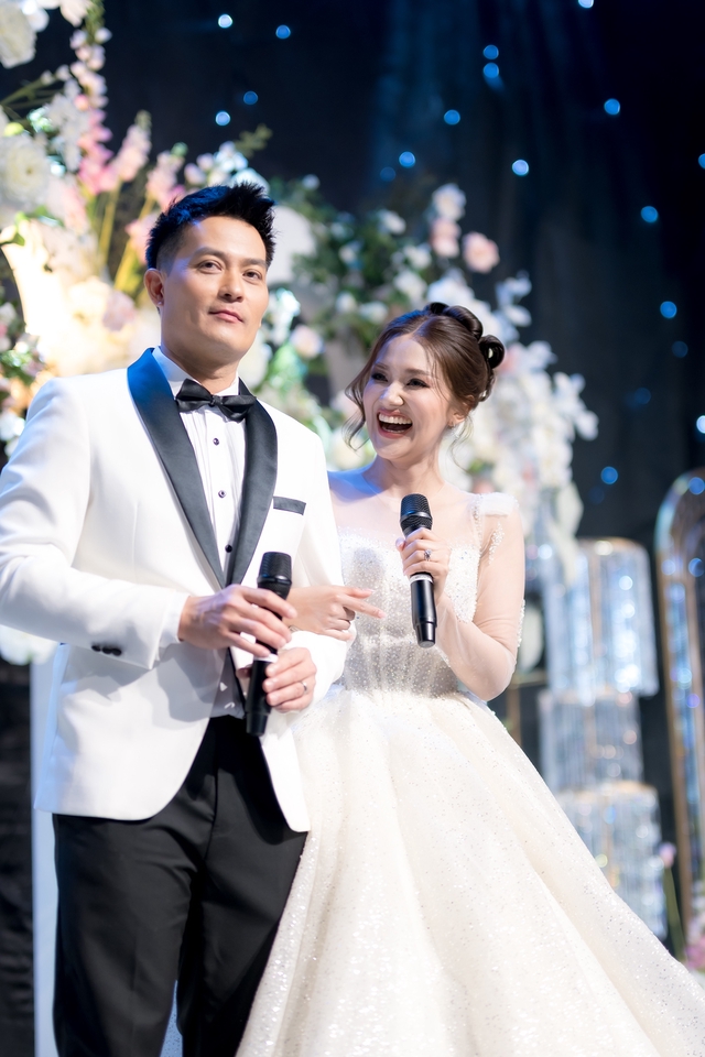 รับถ่ายรูปงานแต่งงาน ช่างภาพงานแต่ง ภาพพรีเวดดิ้งสวยๆ ตากล้องมืออาชีพ