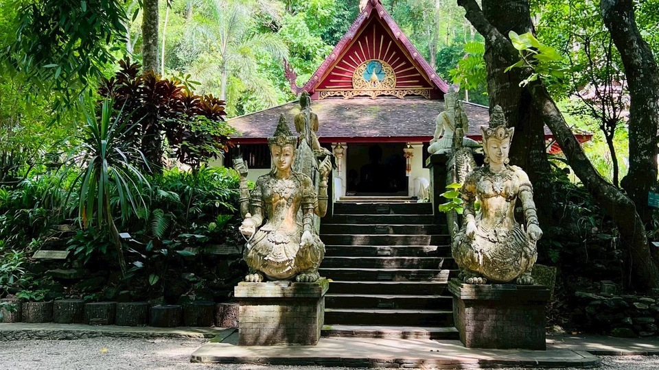 วัดผาลาด เป็นวัดที่ผู้คนนิยมไปขอพรในเรื่อง โชคลาภ ความสำเร็จและความเจริญรุ่งเรือง