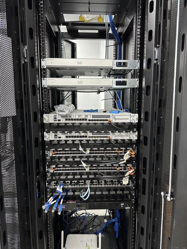 วางระบบเซิร์ฟเวอร์และเครือข่าย  ติดตั้งอุปกรณ์ Cisco  บริการ IT Solution