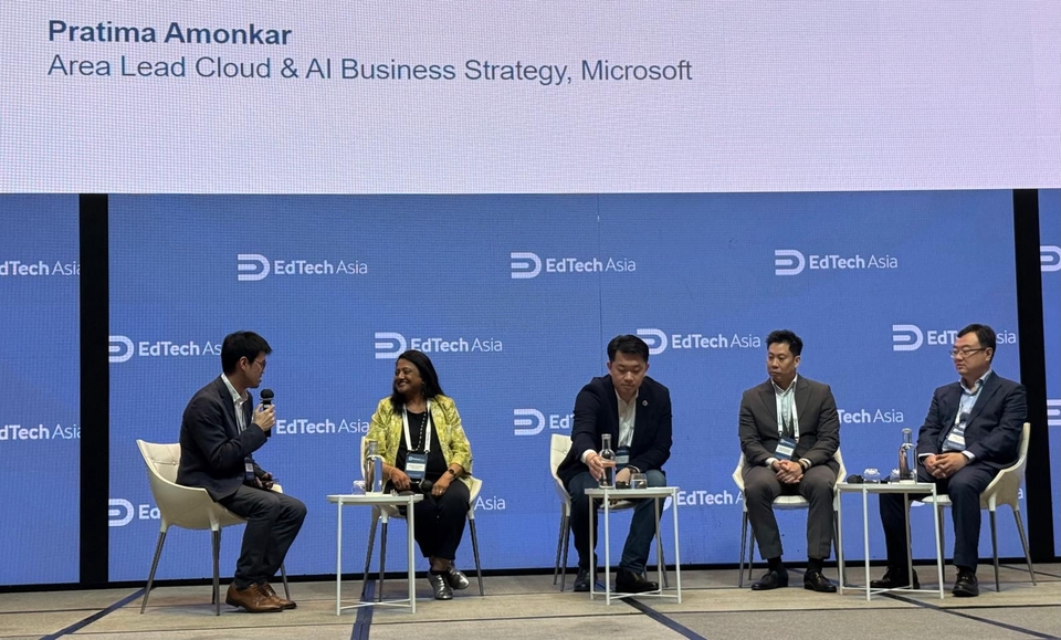 ai consultant ให้คำปรึกษา AI ผู้เชี่ยวชาญด้านปัญญาประดิษฐ์และคลาวด์กำลังนำเสนอข้อมูลในการประชุมสัมมนา EdTech Asia เพื่อให้คำปรึกษาด้าน AI และกลยุทธ์ธุรกิจที่เกี่ยวข้องกับ AI ในประเทศไทย บริการที่ปรึกษา AI