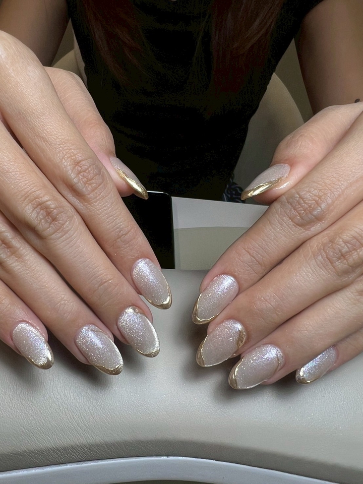 บริการทำเล็บที่บ้าน แต่งเล็บเจลสีนู้ดทองสวยหรู