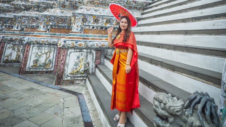 เที่ยววัดอรุณ ถ่ายรูปชุดไทยเป็นเพื่อนได้ค่ะ เที่ยวคาเฟ่ต่อ 1 วัน