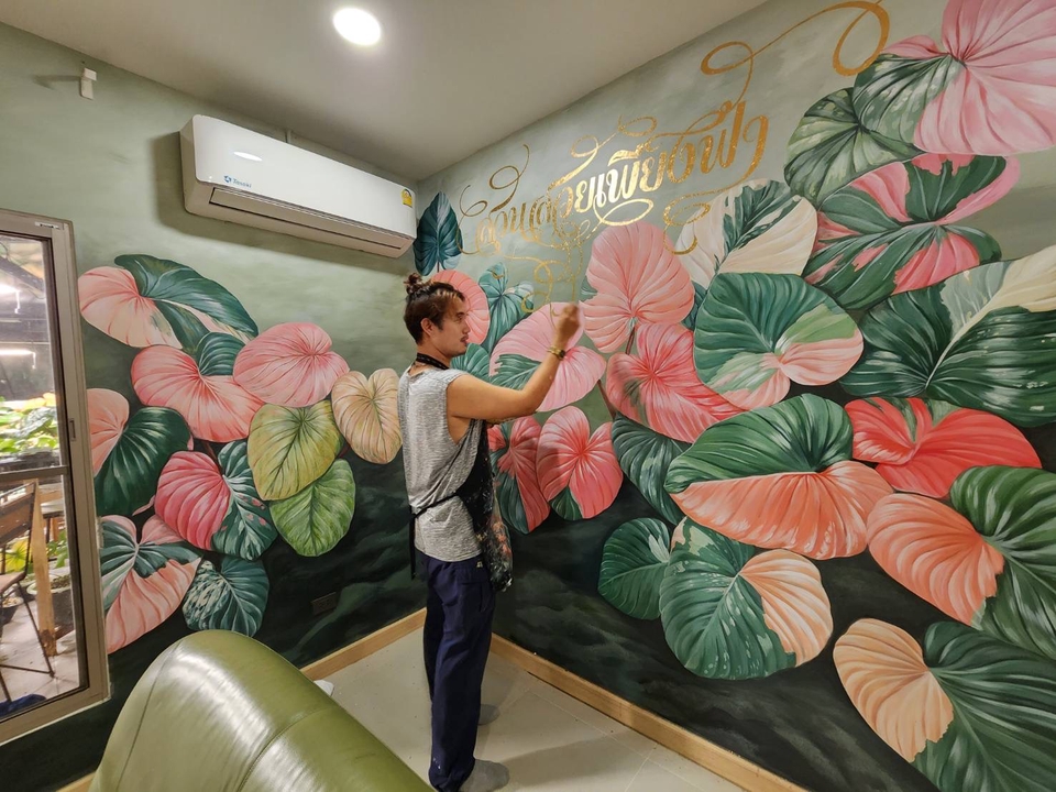 รับเพ้นท์ผนังลายใบไม้สีสันสดใสพร้อมอักษรทอง แต่งผนังให้มีชีวิตชีวา