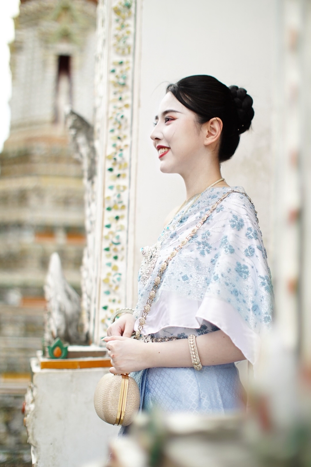 เน็ตไอดอลรีวิวสินค้าในกรุงเทพฯ สวยๆ รับรีวิวสินค้า