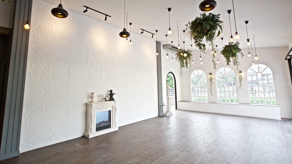 ห้องสตูดิโอเพดานสูง แสงธรรมชาติเข้าสองทาง เน้นสีขาวสบายตา เหมาะสำหรับถ่ายแฟชั่นและวิดีโอ