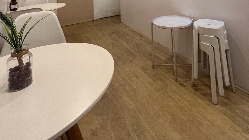 ภาพห้องนั่งเล่นที่สะอาด ตกแต่งอย่างเรียบง่าย มีโต๊ะขาวและเก้าอี้ พร้อมให้บริการ แม่บ้านทำความสะอาด แม่บ้านรายวัน ทําความสะอาดบ้าน คอนโด ออฟฟิศ ราคาดี บริการทำความสะอาด