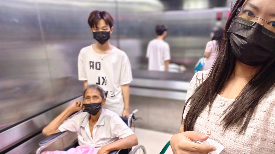 พาไปหาหมอ พาตรวจ รอรับยา พากลับบ้าน