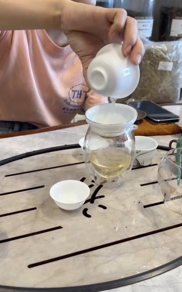 บางร้านจะขายใบชาโดยเฉพาะ ไม่มีขายเป็นเสิร์ฟ แต่สามารถชิมชาก่อนตัดสินใจซื้อได้