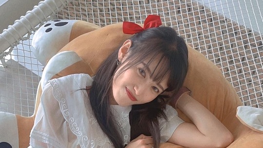 นางแบบมือสวยถ่ายภาพโปรโมทเสื้อผ้า