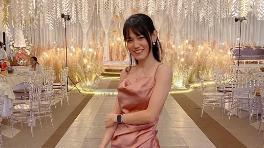 นางแบบมือสวย แต่งตัวสวยงาม  พร้อมถ่ายแบบ