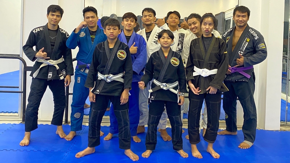 รับสอนกีฬา Brazilian Jiujitsu (BJJ)
ทั้งคลาสยิม หรือ เรียนส่วนตัว ปรับการสอนตามเป้าหมายผู้เรียน