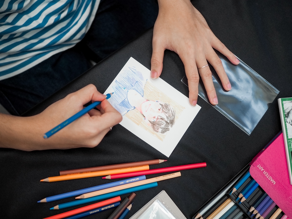 ทำ PR โปรโมท พร้อมสร้างภาพประชาสัมพันธ์ธุรกิจของคุณเองผ่านการวาดภาพระบายสีด้วยดินสอสี สวยงามน่าสนใจ เหมาะสำหรับทำประชาสัมพันธ์บริษัท ช่วยเพิ่มการมองเห็นให้กับแบรนด์ของคุณ #รับทำPR #ประชาสัมพันธ์ธุรกิจ #โปรโมทบริษัท #ทำพีอาร์