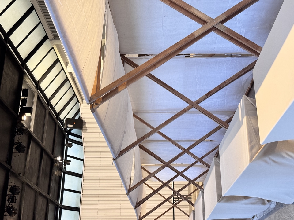 ทำ pr รับทำประชาสัมพันธ์ โครงสร้างเพดานไม้และผ้าสีขาว การออกแบบสถาปัตยกรรมที่ไม่ซ้ำใคร เหมาะสำหรับทำพีอาร์ โปรโมทธุรกิจ ร้านอาหาร หรืองานอีเว้นท์ต่างๆ สร้างความน่าสนใจและดึงดูดลูกค้าใหม่ๆ pr บริษัท ประชาสัมพันธ์ธุรกิจ