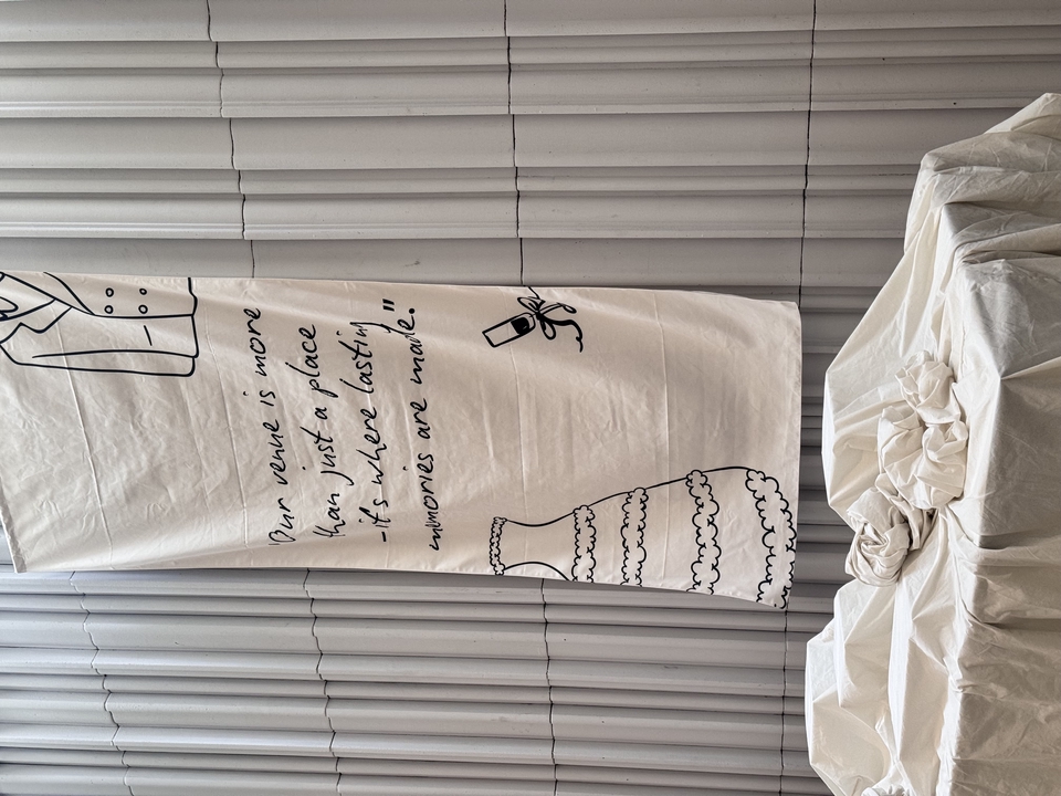 ทำ pr ประชาสัมพันธ์ งานแต่งงาน โปสเตอร์ผ้าสีขาวมีข้อความว่าสถานที่จัดงานสำคัญกว่าแค่สถานที่ เป็นการทำพีอาร์ โปรโมทงานอีเว้นท์ ภาพวาดชุดแต่งงาน เสื้อสูท บริษัทรับทำพีอาร์ งานประชาสัมพันธ์