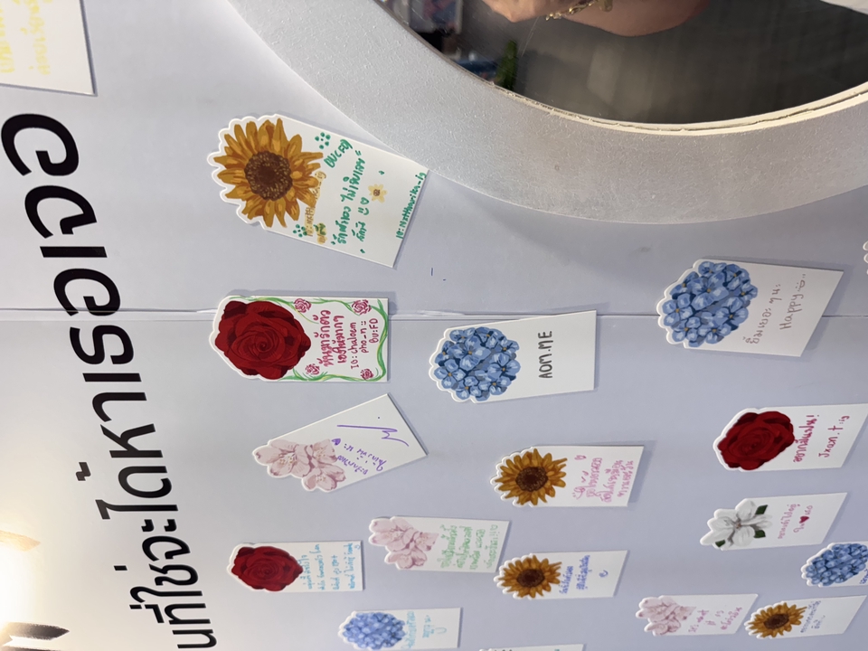 ทำ pr ประชาสัมพันธ์ ทำพีอาร์ โปรโมทบริษัท ด้วยภาพดอกไม้สวยงามบนกระดาษโน้ตติดผนัง เหมาะสำหรับทำประชาสัมพันธ์ธุรกิจหรือบริษัท ช่วยเพิ่มความน่าสนใจให้กับแบรนด์ของคุณ.