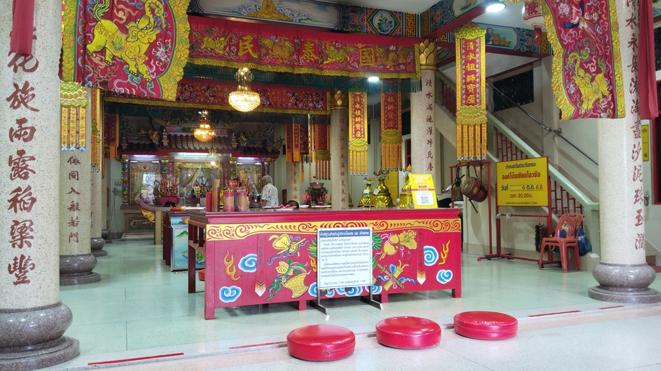 ปักธูปตามจุดต่างๆ