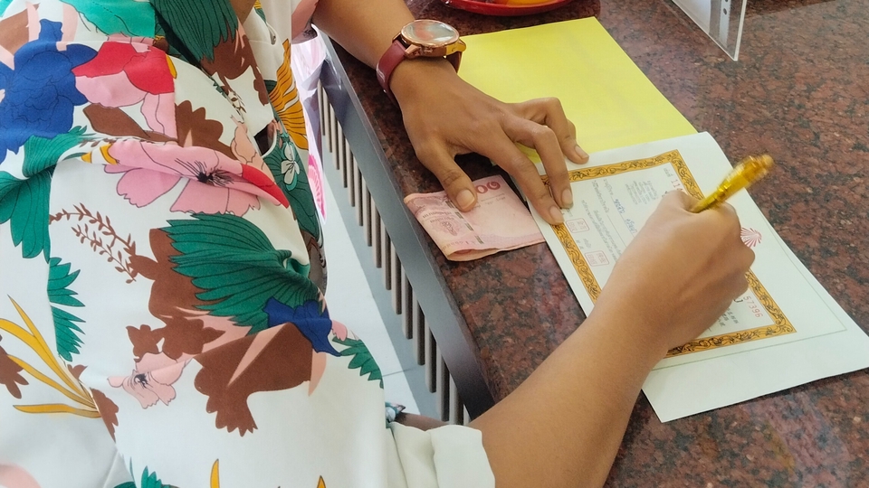 เขียนชื่อ สกุล ลงในใบอนุโมทนา