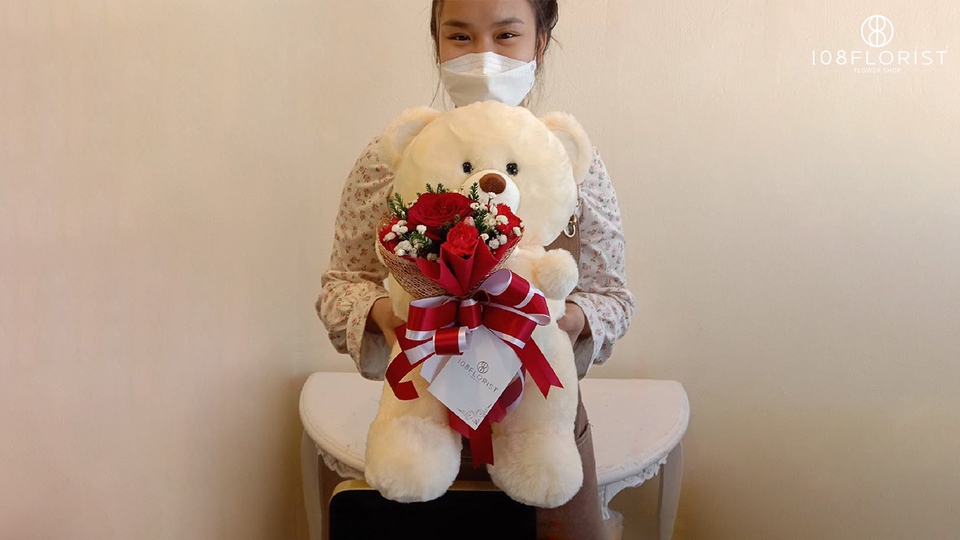 ตุ๊กตาอุ้มดอกไม้ ช่อดอกไม้สด