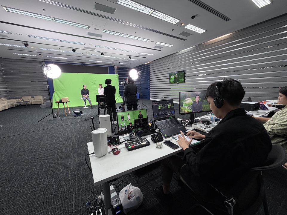 Green screen live stream