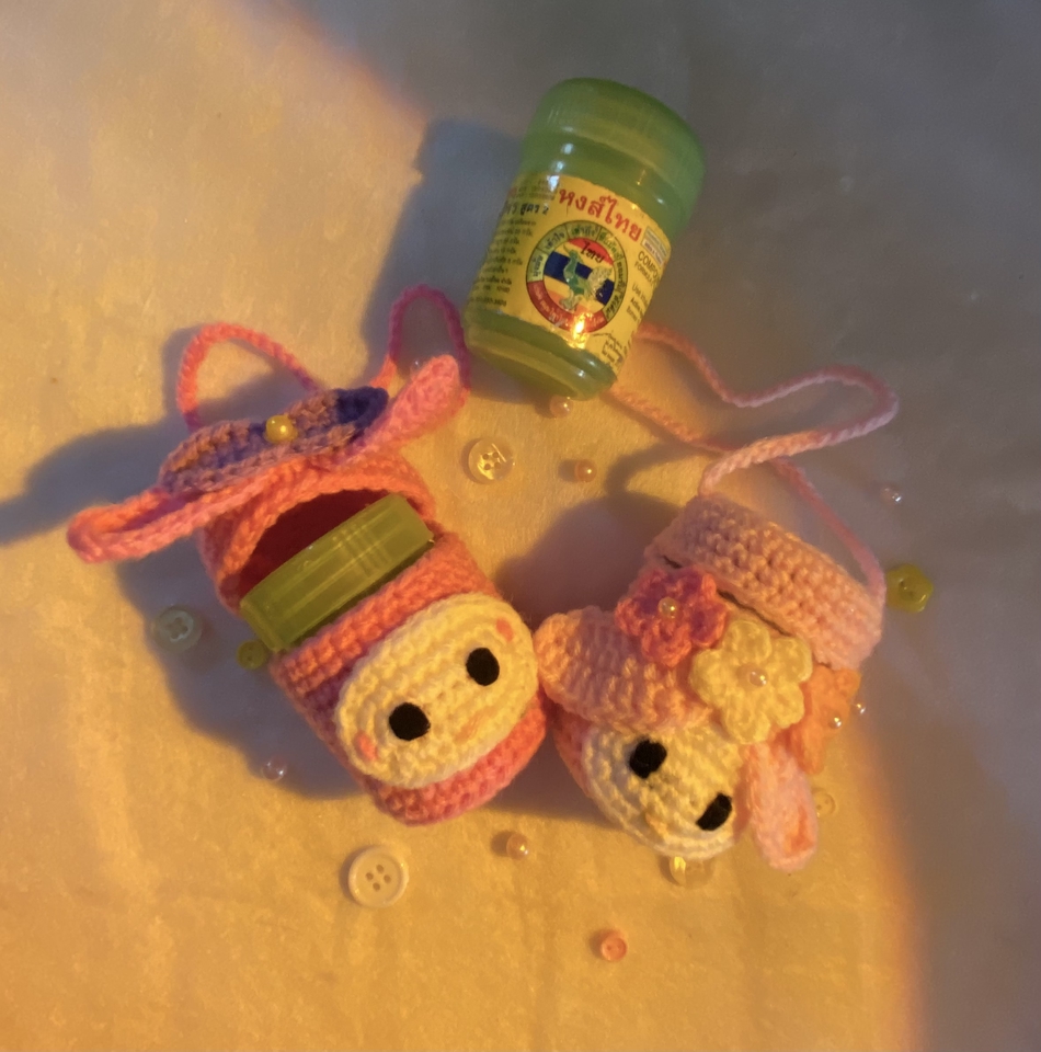 รับทำของขวัญแฮนเมดถักโครเชต์ กระเป๋าใส่ยาหม่องน่ารัก