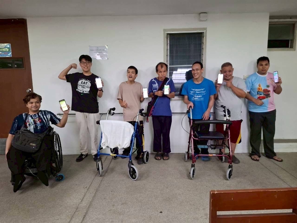 กลุ่มคนถือโทรศัพท์มือถือที่เรียน AI สอนการบ้านออนไลน์ เรียนภาษา สอนการตลาดออนไลน์ รับสอนพิเศษ และคอร์สเรียน AI ออนไลน์ สอน photoshop, สอนแต่งรูป, เรียน word, สอน excel เบื้องต้น, สอน powerpoint, เรียน excel online, เรียนพูดภาษาอังกฤษ, เรียนภาษาจีน, สอนดนตรี