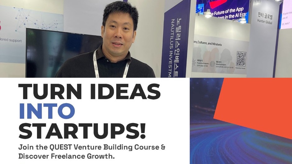 ภาพชายคนหนึ่งพร้อมป้าย "TURN IDEAS INTO STARTUPS!" เหมาะสำหรับคนที่กำลังมองหา เรียนการตลาดออนไลน์ และต้องการ เรียนเขียนโปรแกรม ai สอน digital marketing สอนขายของออนไลน์ รวมถึงการ รับสอน ai ปัญญาประดิษฐ์ เพื่อพัฒนาทักษะด้าน startup และ freelancing